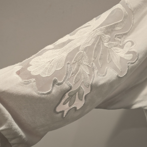 Chic White Embroidered Women's Sweatshirt - Picture 3 of 4